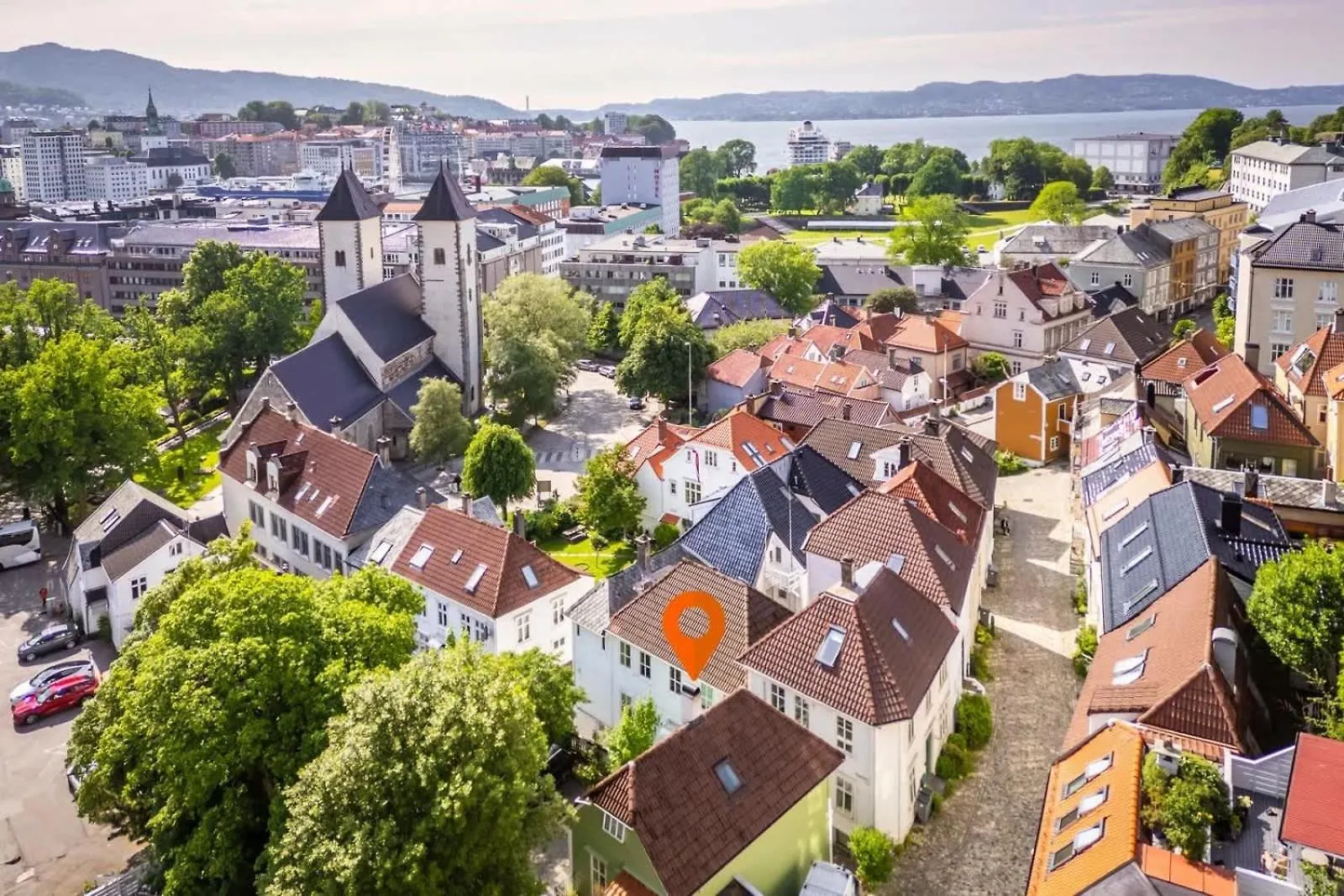 Dinbnb Home L Historic 4Br House L 2 Free Parking L Balcony&Terrace Bergen Ferienhaus